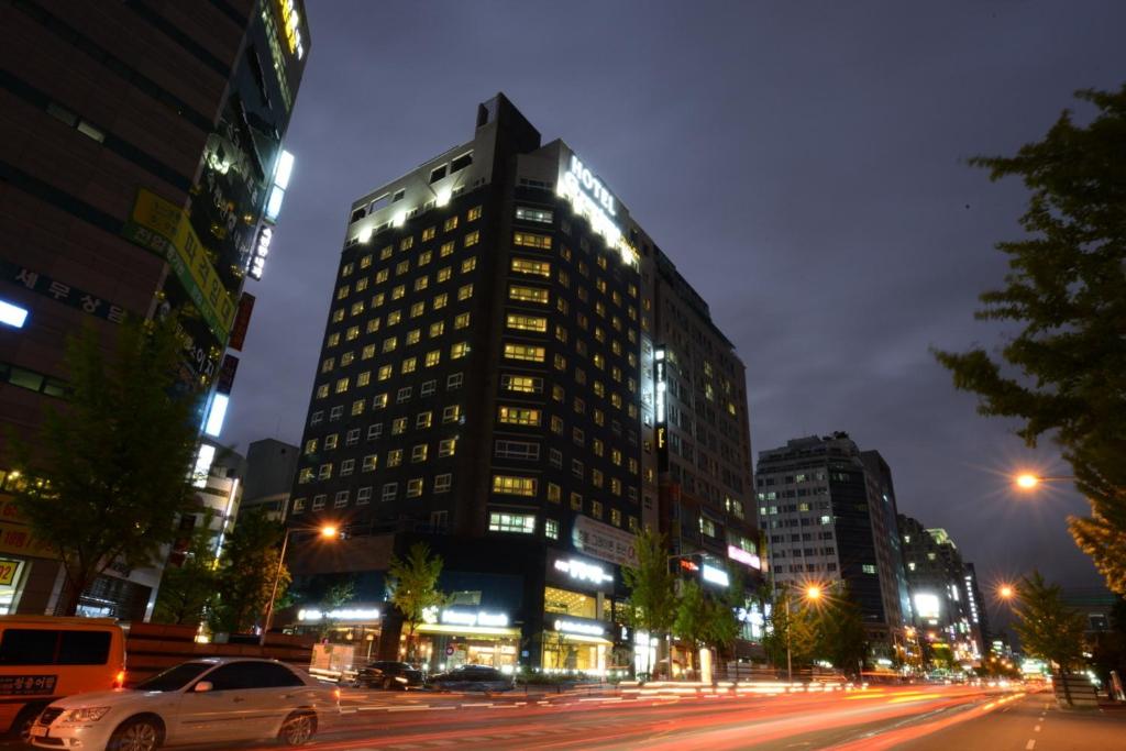 大田邓桑灰调酒店的夜幕降临的城市街道上一座高楼