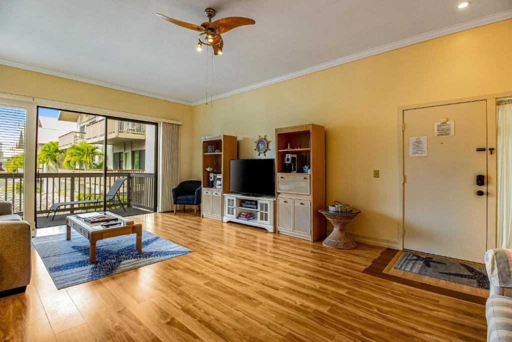 西耶斯塔岛Salt & Serenity的客厅铺有木地板,配有吊扇。