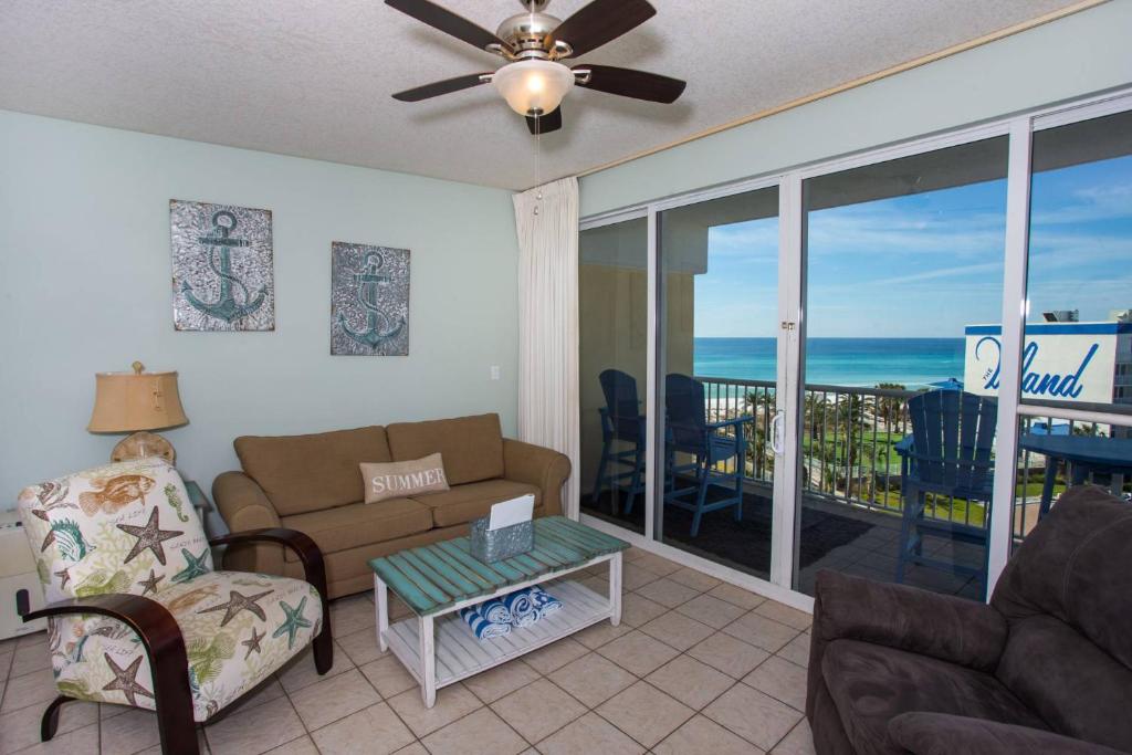 沃尔顿堡滩Destin West Beach Resort #609-1Br/2Ba-Sleeps 6的客厅配有沙发和桌子