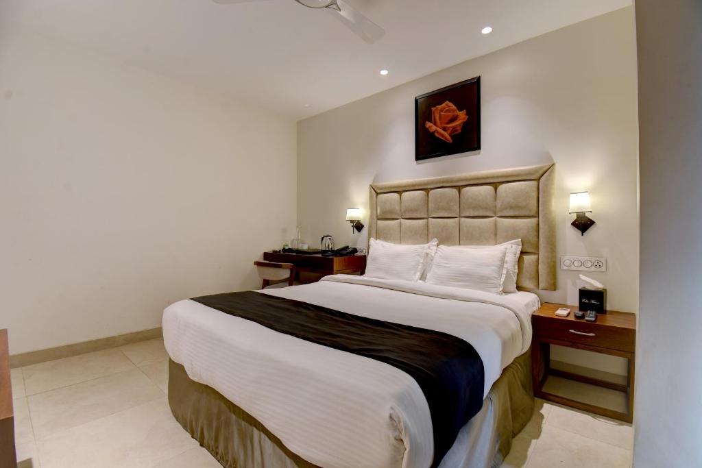 奥兰加巴德Elite Homes的酒店客房设有一张大床和一张书桌。