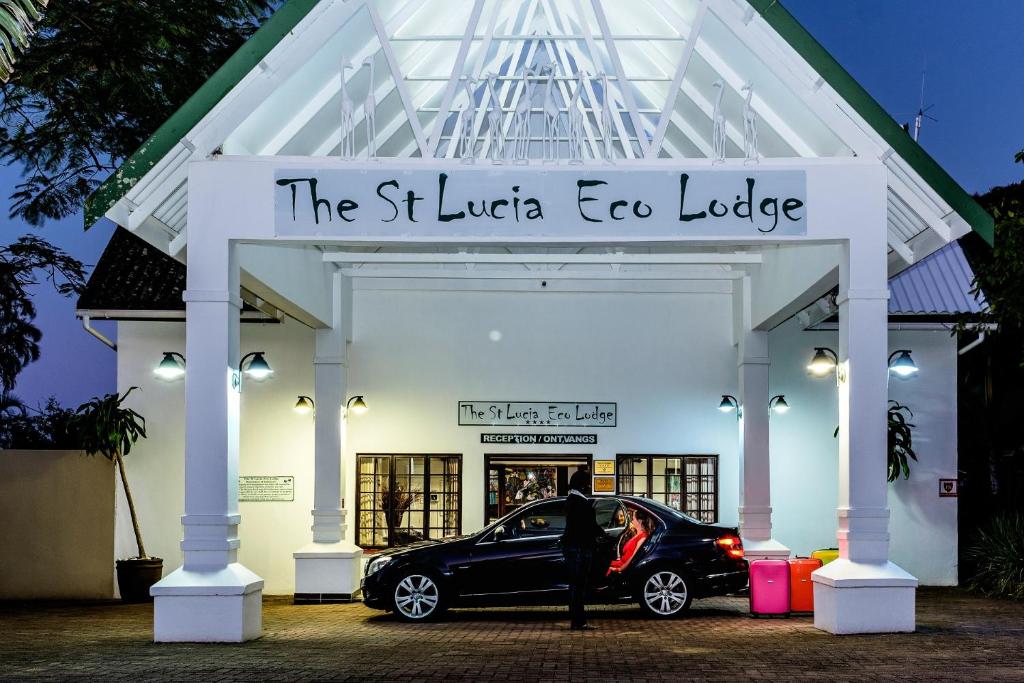 圣卢西亚St Lucia Eco Lodge的一辆汽车停在商店前