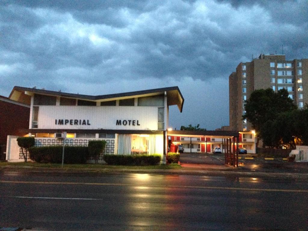 科特兰科特兰帝国汽车旅馆的一座带有帝国汽车旅馆读物标志的建筑