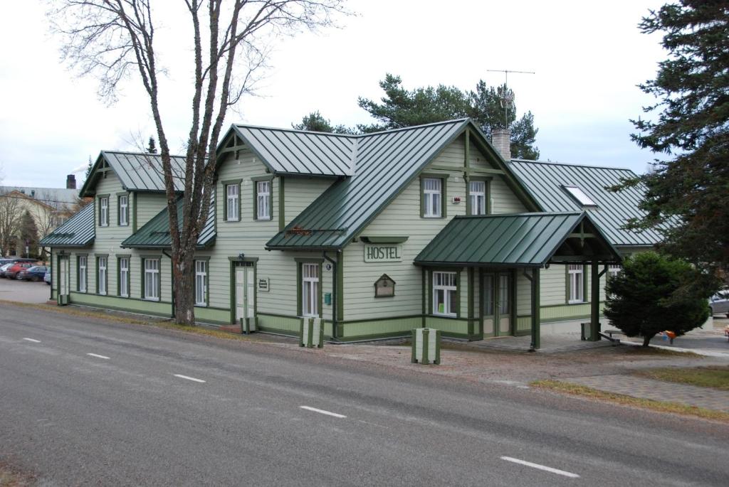 AvinurmeAvinurme Hostel的一座带金属屋顶的绿色房子