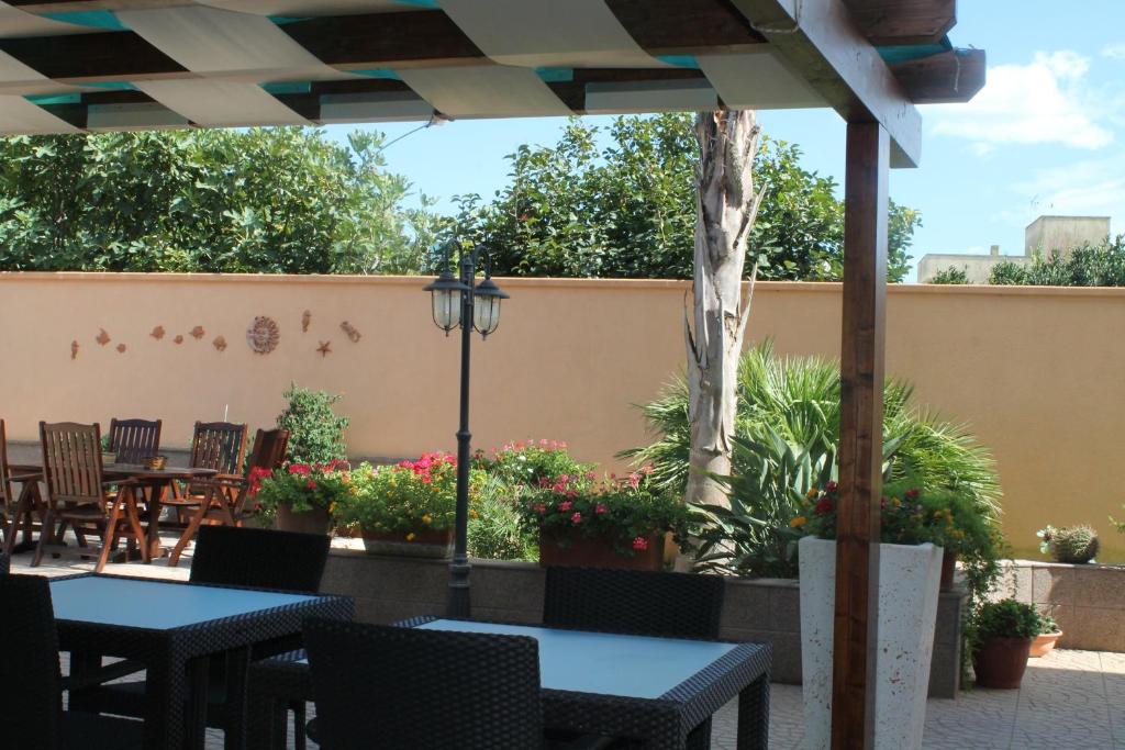 莱切省卡斯特罗查希尔住宿加早餐旅馆的一个带桌椅的庭院和围栏