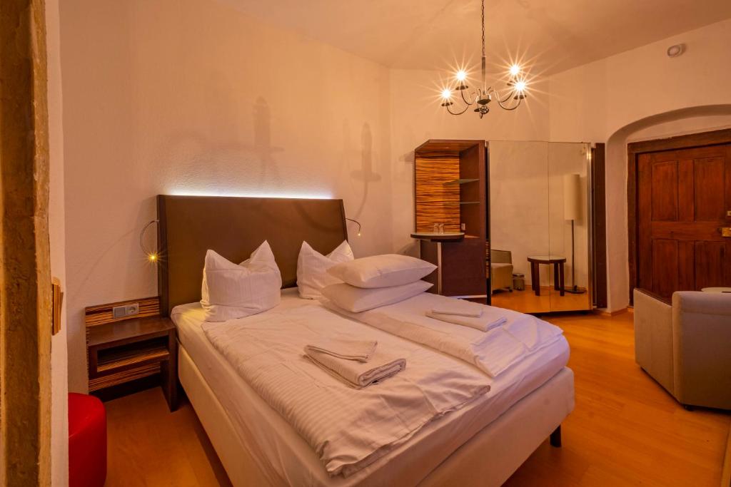 ColditzWasserschloss Podelwitz的一间卧室配有一张带白色床单的大床