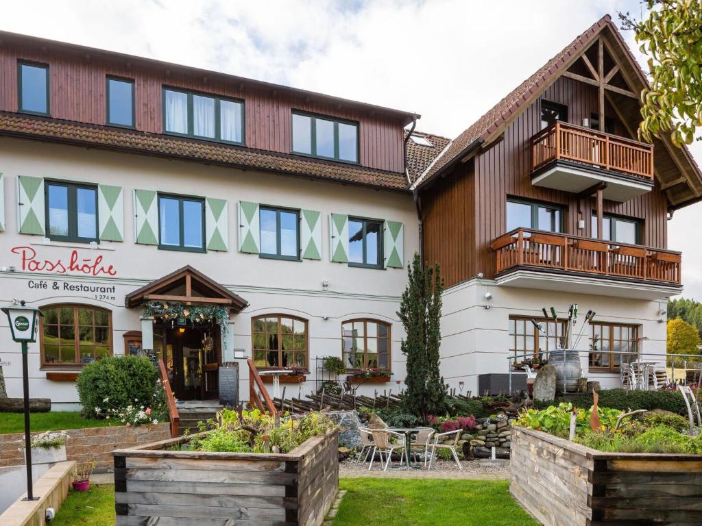 上陶恩Apartment in Hohentauern near ski area的前面有一个花园的酒店