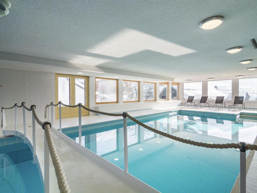里茨勒恩Quaint Apartment with Sauna in Riezlern的大楼内一个蓝色瓷砖的大型游泳池