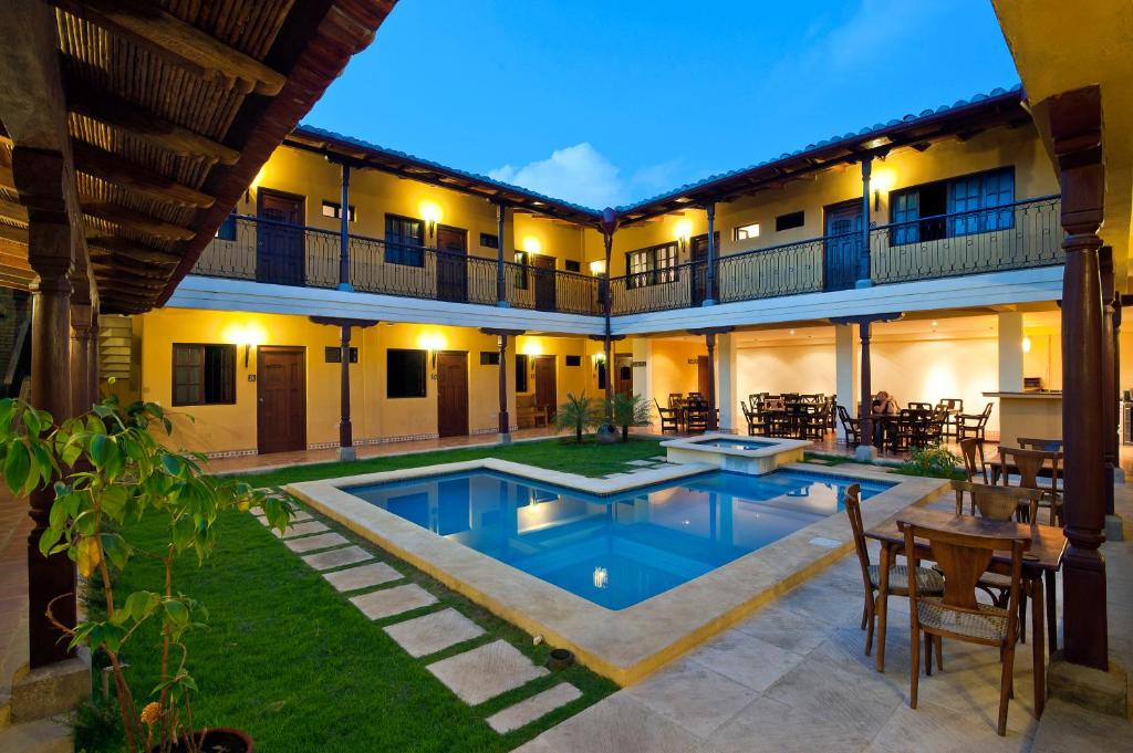 格拉纳达佩格拉酒店的一座带游泳池的房子的图象