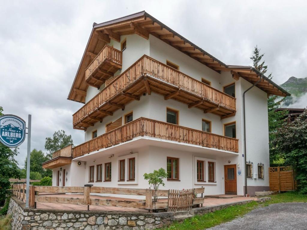 圣安东阿尔贝格Holiday home near St Anton am Arlberg with sauna的房屋的顶部设有阳台