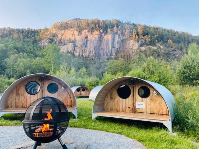 约尔珀兰Hikers Camp, Part of Preikestolen BaseCamp的两个圆顶,在田野的烤架上放火