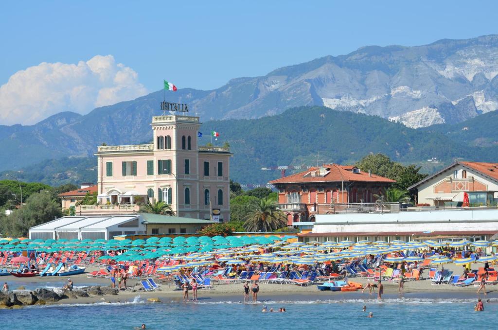 马里纳迪马萨意大利酒店的海滩上一群人