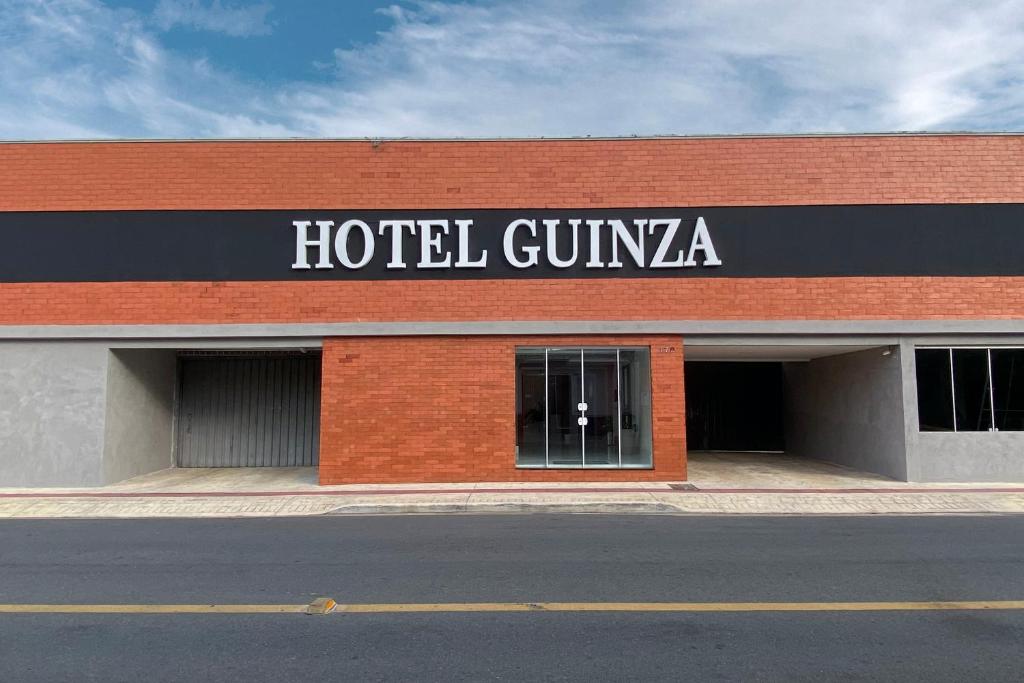巴拉奈里奥-坎布里乌GUINZA的大楼一侧的酒店礼堂标志
