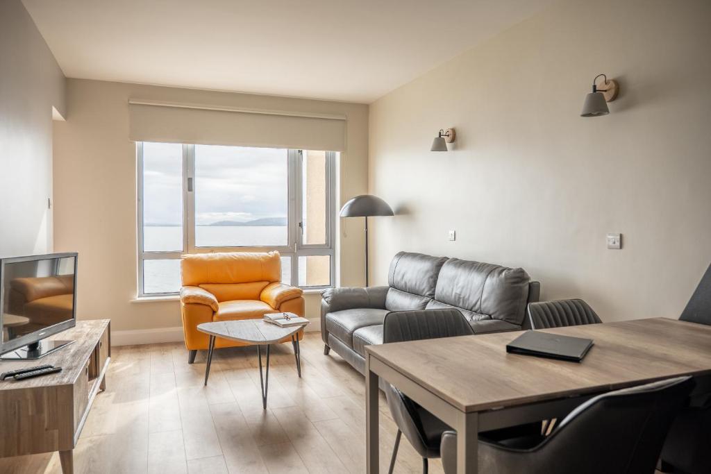 戈尔韦戈尔韦湾海景公寓的客厅配有沙发和桌子
