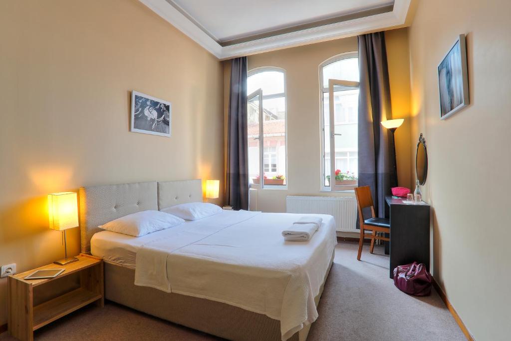 伊斯坦布尔胡希朗格酒店的酒店客房设有床和窗户。