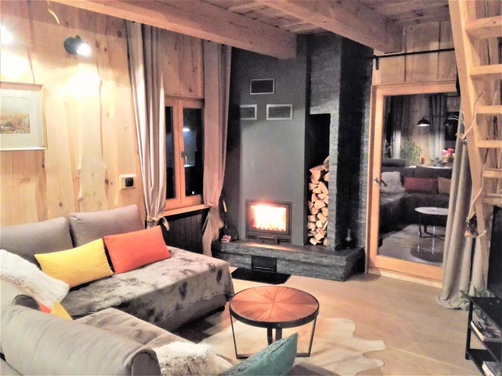 克拉尼斯卡戈拉LES CHALET Kranjska Gora DUPLEX的带沙发和壁炉的客厅