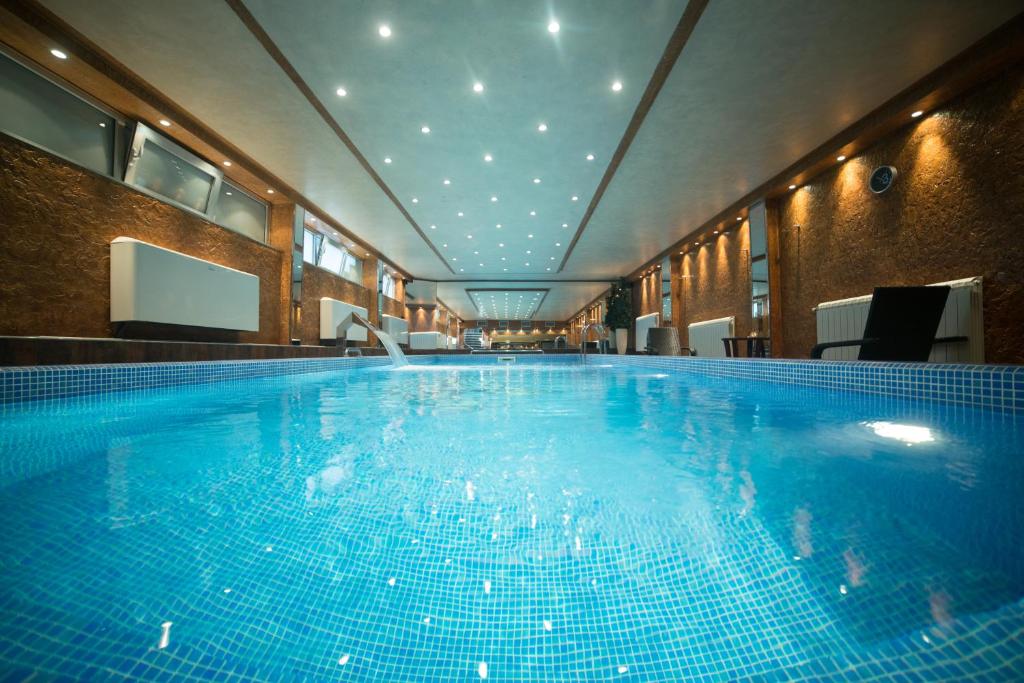 诺维萨德普利兹登特贝斯特韦斯特酒店的大楼里的一个大型蓝色游泳池