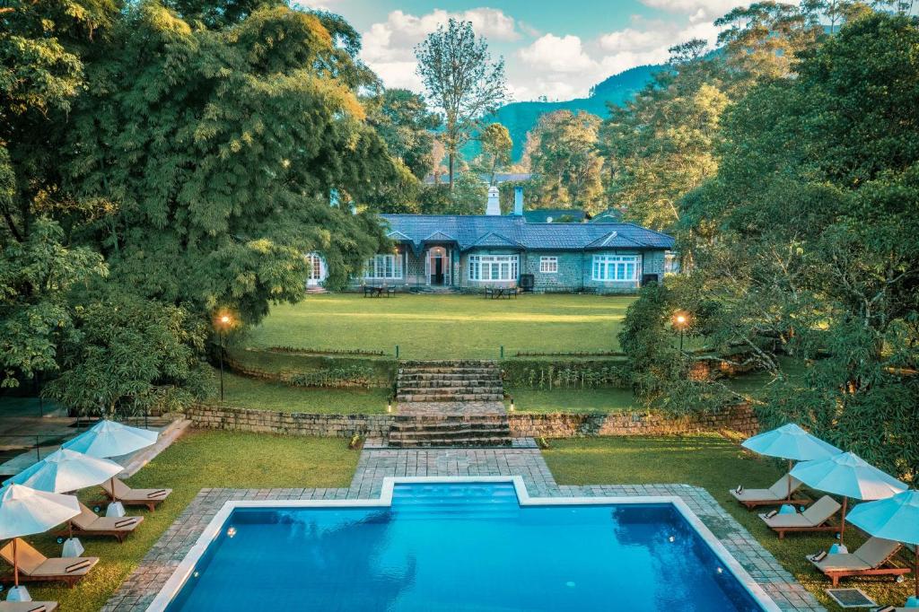 康提The Lavender House by Reveal的享有带游泳池的房屋的空中景致