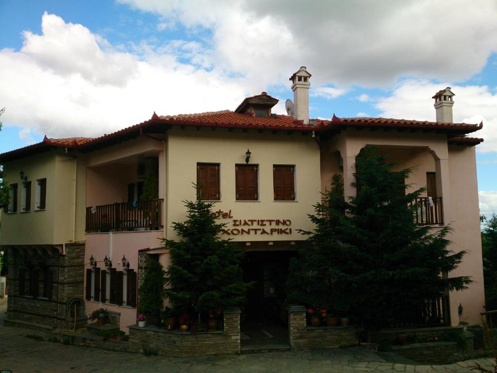 西亚蒂斯塔斯亚缇丝缇诺阿琼塔瑞琦酒店的前面有树木的白色大建筑