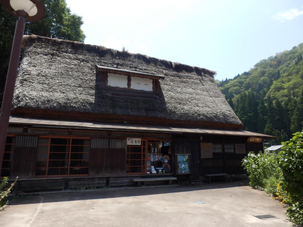 南砺友四郎民宿旅馆的茅草屋顶和街灯的建筑