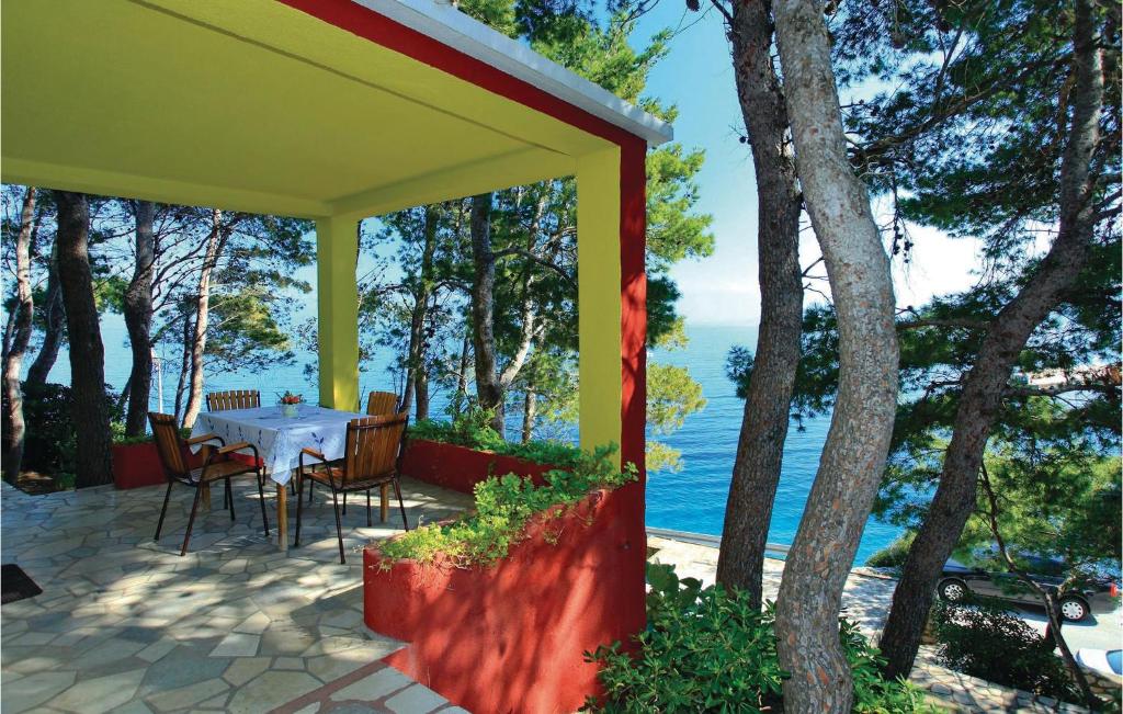 布拉托Cozy Home In Blato With House Sea View的享有水景的天井配有桌椅