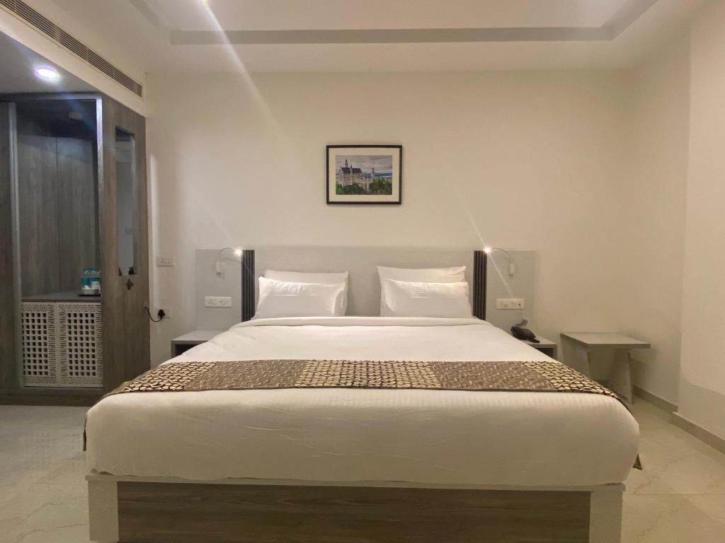 海得拉巴Dash Hotels - Affordable Luxury的卧室配有一张带两个枕头的大白色床
