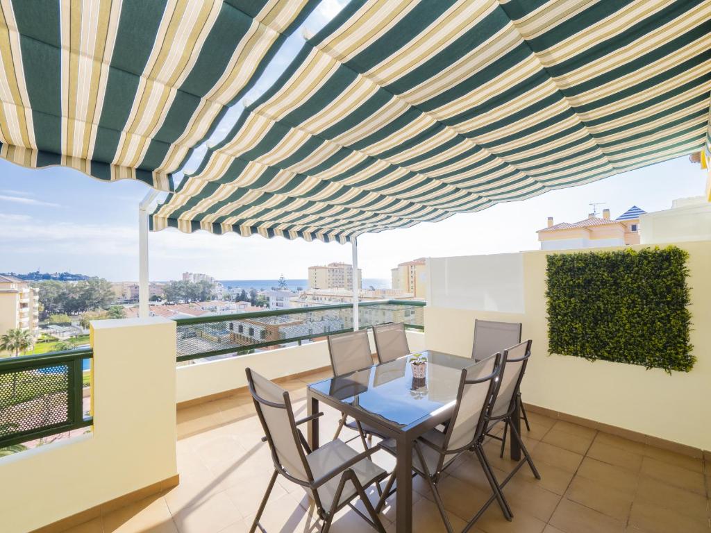 阿尔加罗沃Cubo's La Terraza del Mar的阳台的用餐室配有桌椅