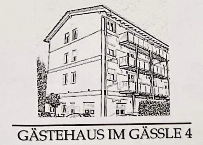 SüßenHotel im Gässle的建筑物的黑白画