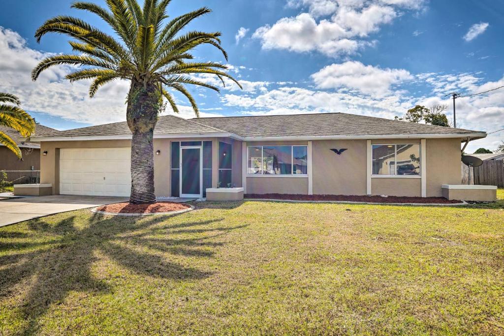 珊瑚角Cape Coral Family Abode about 7 Mi to Beaches!的房屋前的棕榈树