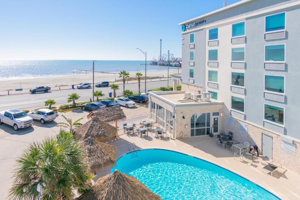 加尔维斯敦Clarion Pointe Galveston Seawall的享有酒店高处的景致,设有游泳池和海滩