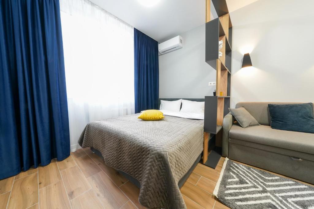 基辅MYFREEDOM Апартаменти метро Почайна的一间带床和沙发的小卧室