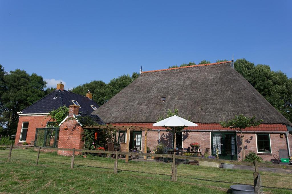 Gorredijk布利尔赫恩农家乐的黑色屋顶的大型砖屋