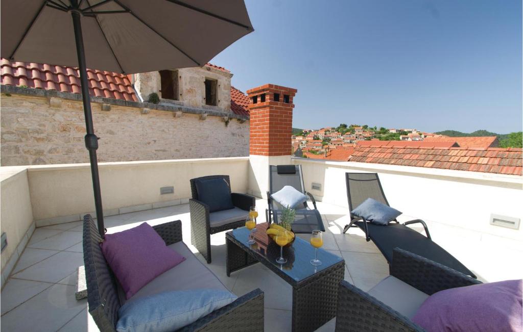 布拉托Nice Home In Blato With Wifi的庭院配有遮阳伞和桌椅。