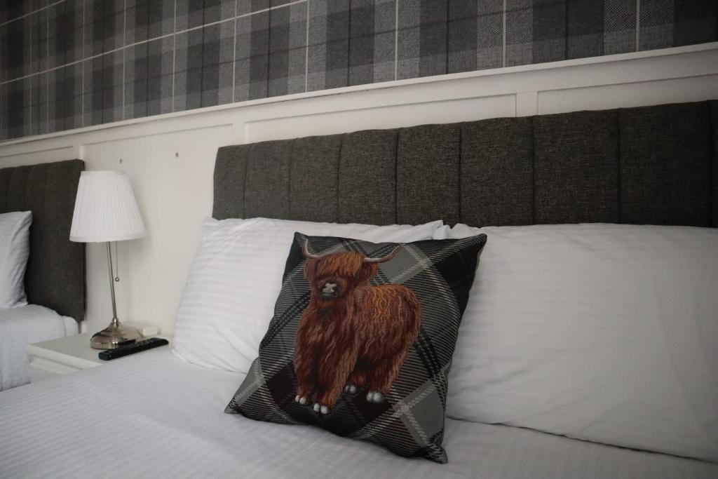 欧文港边旅馆的床上枕头上的一头牛的照片
