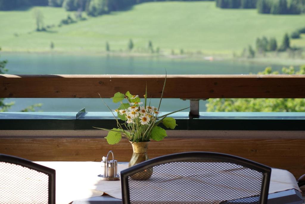 魏森湖Kolbitsch am Weissensee ein Ausblick der verzaubert的花瓶上的桌子