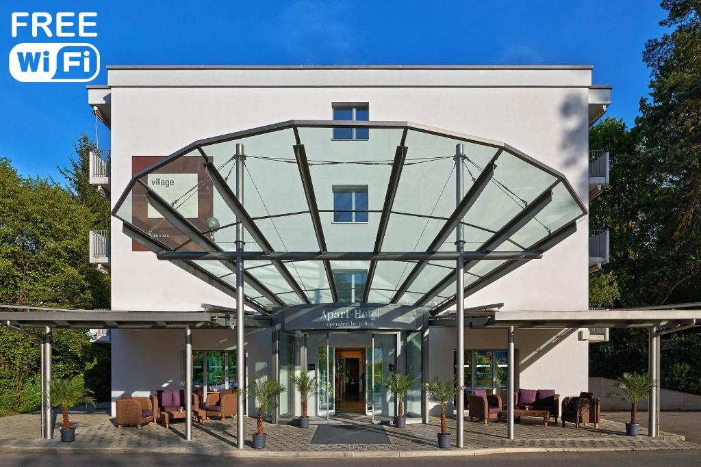 欧普菲康Apart-Hotel Zurich Airport的一座建筑的顶部有一个玻璃 ⁇ 顶