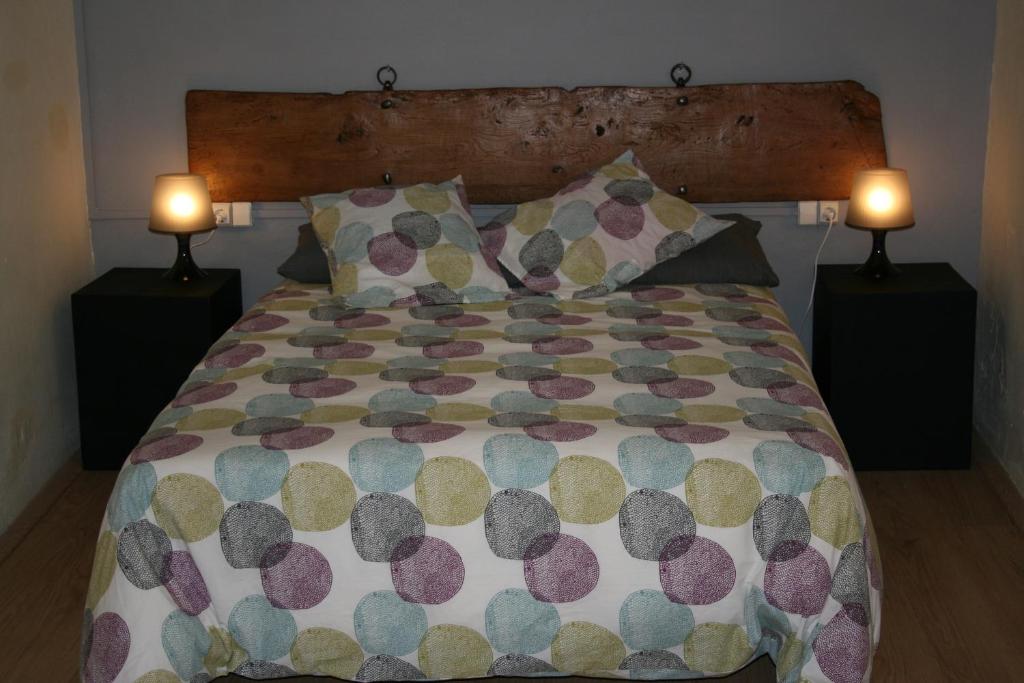 莫尼斯特罗尔吹笛公寓的一间卧室配有一张带两张台灯的床铺。