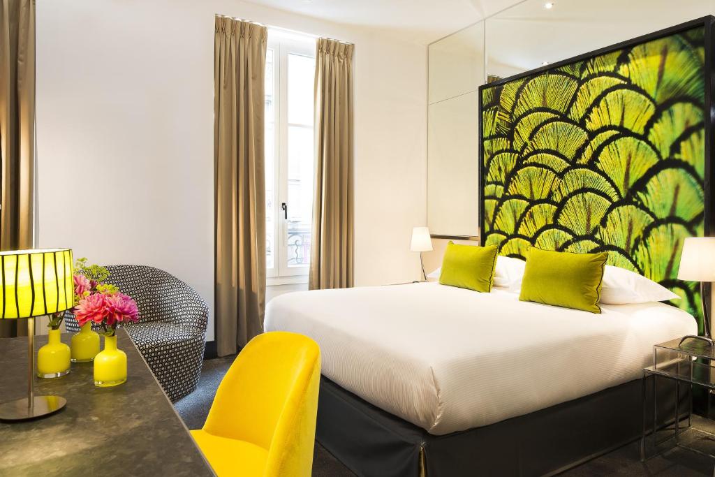 巴黎赛泽酒店的酒店客房,配有床和黄色椅子