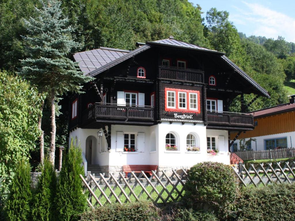 滨湖采尔Spacious Villa in Zell am See near Ski Area的一座带围栏的黑白房子