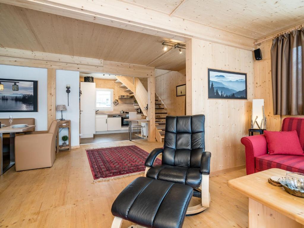 上陶恩Chalet in Hohentauern with sauna near ski area的客厅配有红色的沙发和桌子