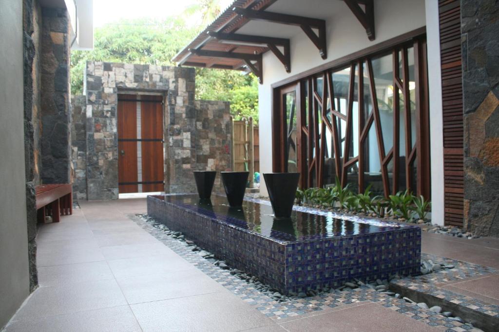 佩雷贝勒多多拉旅舍的一座建筑中间带喷泉的庭院