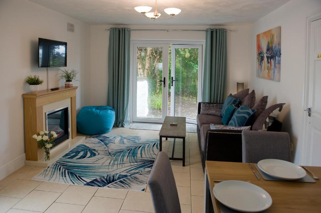 BryngwranMountain View Apartment - short drive to beaches的带沙发和壁炉的客厅