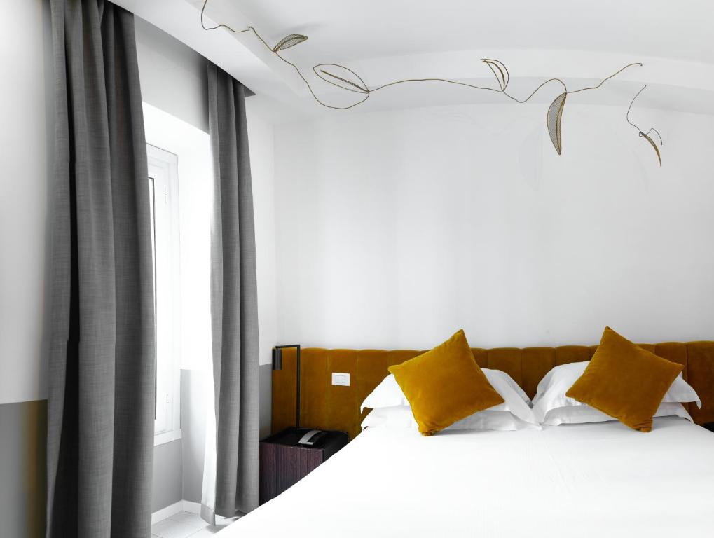 罗马Old Town Home Trastevere的一间卧室配有白色床和黄色枕头