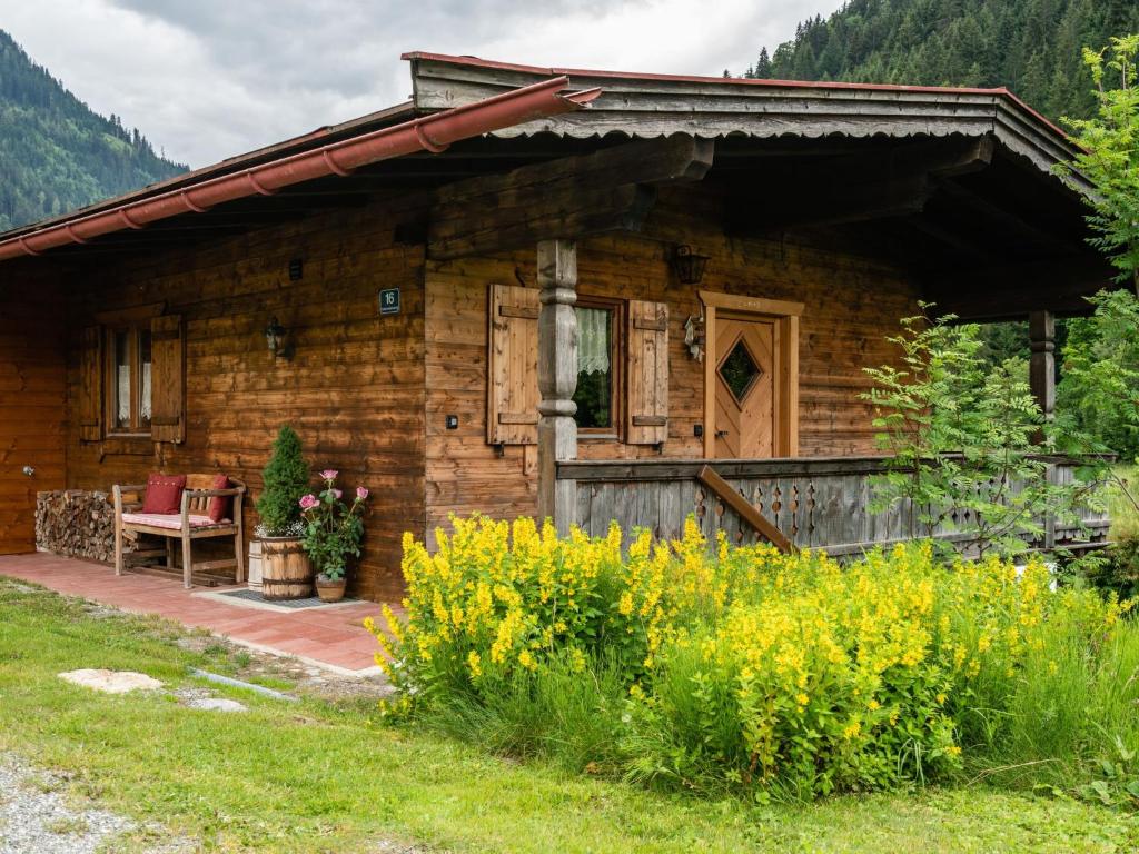 AschauChalet in Kirchberg with terrace and garden的小木屋设有门廊和长凳