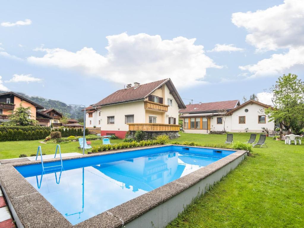 特洛普拉赫Apartment in Tr polach Carinthia with pool的一座房子的院子内的游泳池