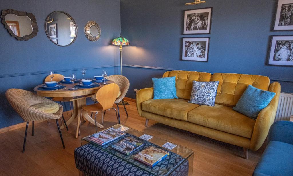 珀斯Paradise Place的客厅配有沙发和桌子
