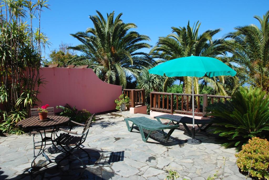 埃尔帕索Casa Bana I的庭院配有桌椅和遮阳伞。