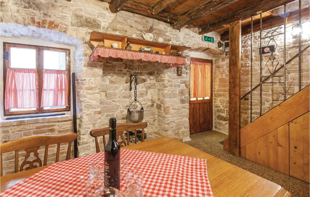 法扎纳Cozy Home In Fazana With Kitchen的一间设有桌子和石墙的用餐室