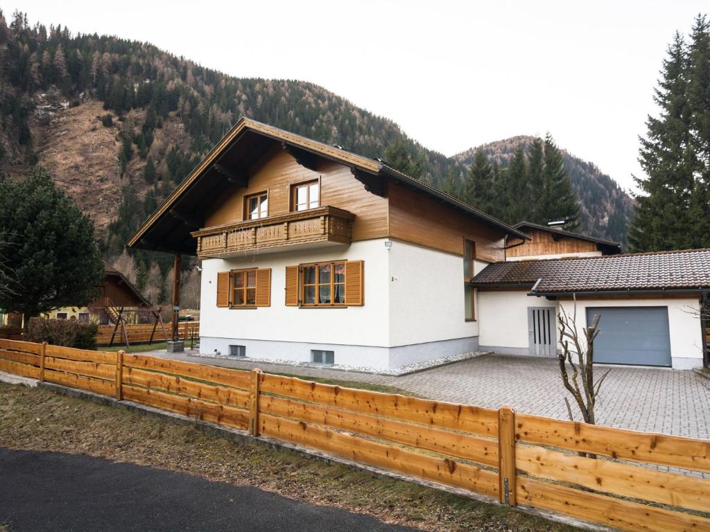伦韦格Large holiday home on the Katschberg in Carinthia的前面有木栅栏的房子