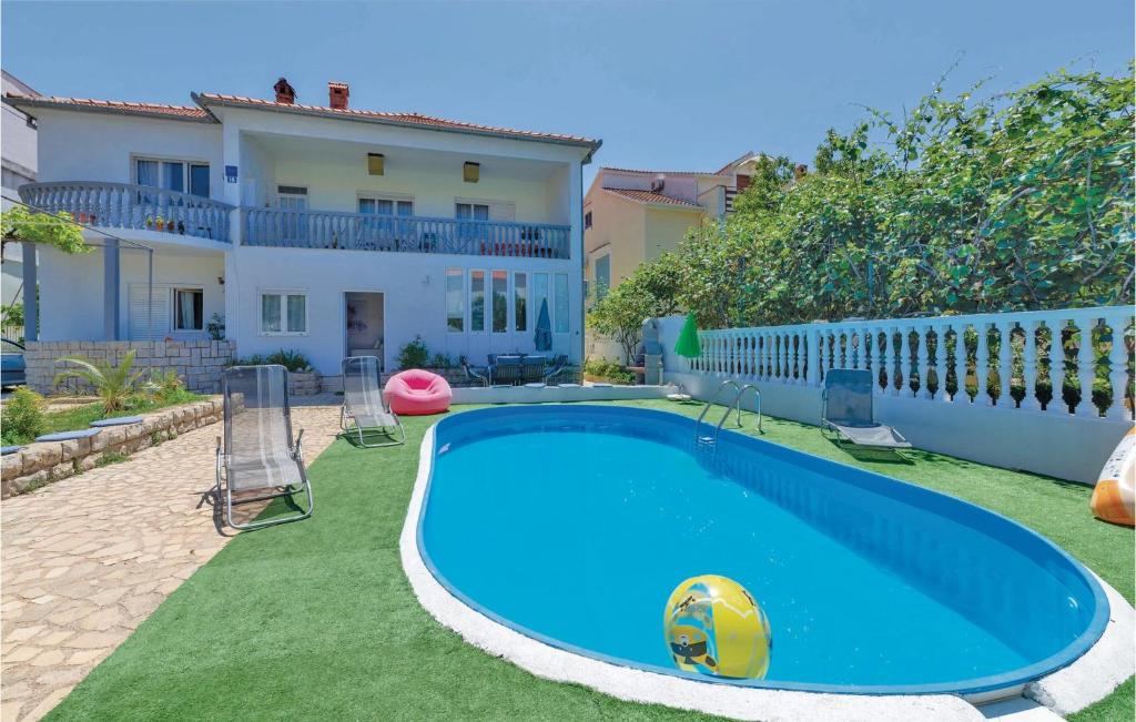 扎达尔Beautiful Apartment In Zadar With Outdoor Swimming Pool的一座房子后院的游泳池