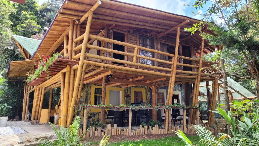 麦德林Refugio en el Bosque的木柴制成的房子